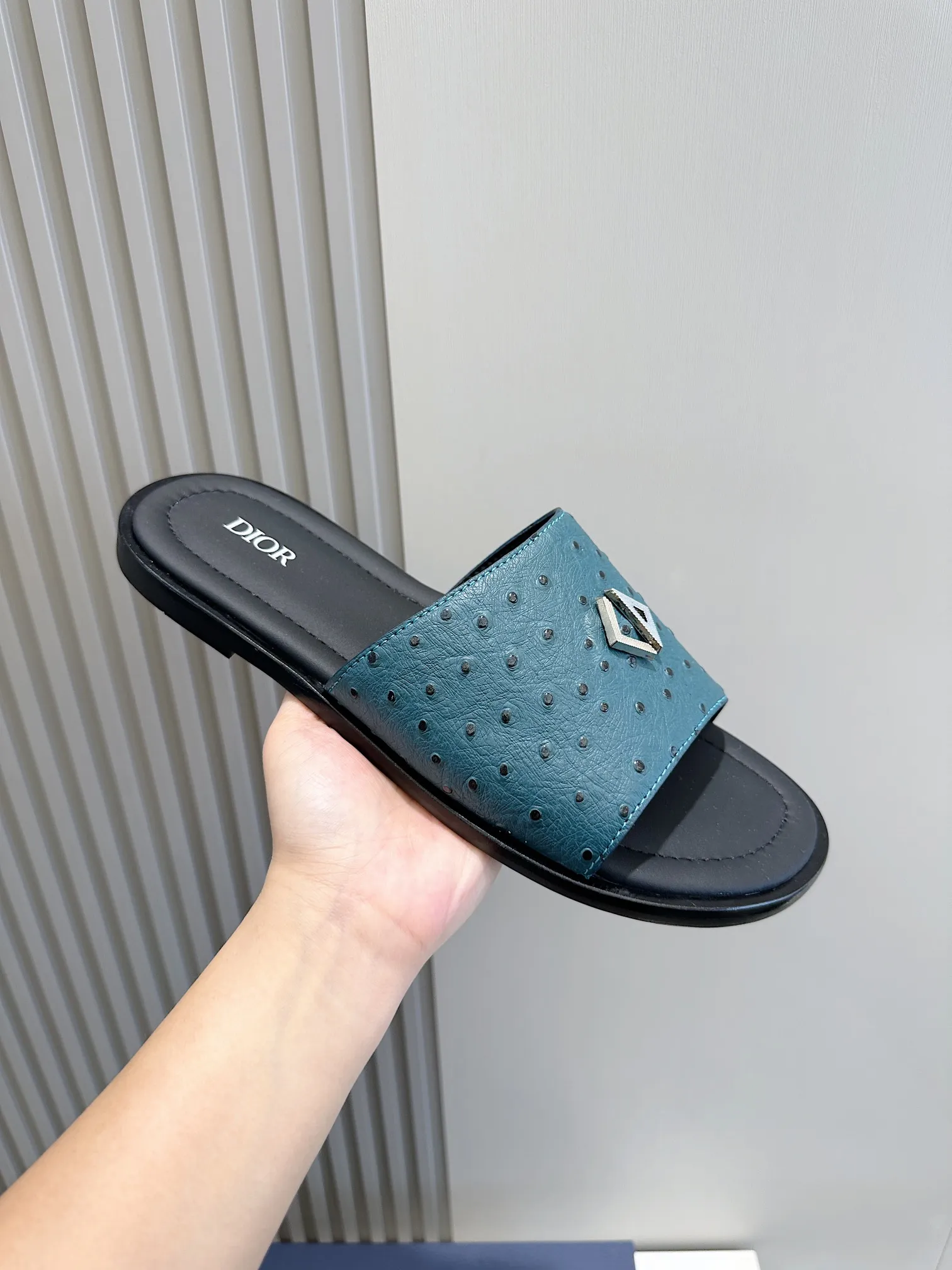 P320 [DIOR] Size 39-44 (38.45 custom-made) 2024ss Dior’s latest men’s slippers are a must-have. Dior Alias ​​Men's Genuine Leather Slippers This summer new Alias ​​sandal embodies a casual and elegant style. Carefully crafted from grained cow leather and Oblique printed fabric, with cowhide lining! Cross-strap design with metal-clad brass CD Diamond logo. The imported cowhide leather and rubber sole adds sophistication and comfort, while Oblique print-effect anti-slip panels add style.